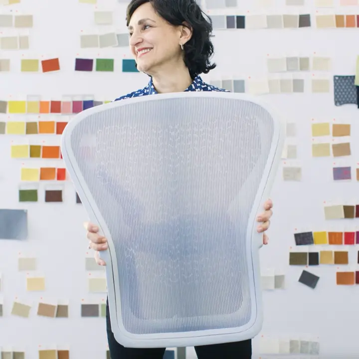 Encosto da Aeron em tela Pellicle nas mãos de uma designer