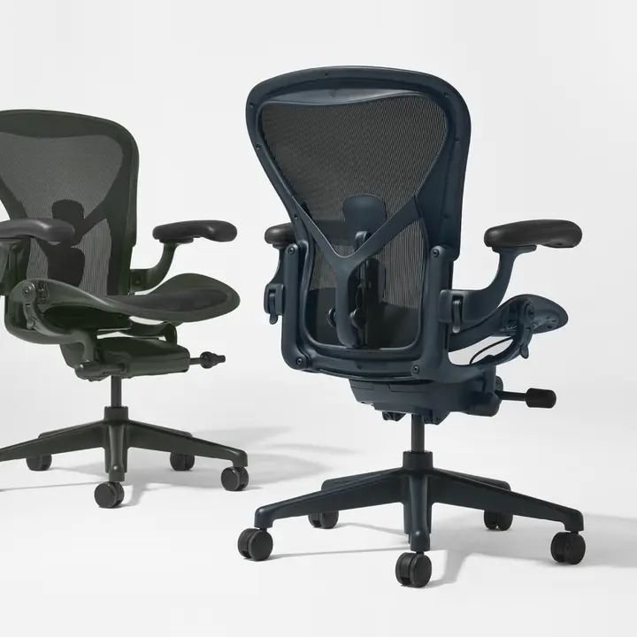 Duas cadeiras Aeron com a suspensão em tela à mostra