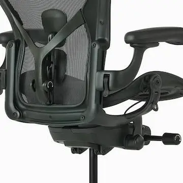 Encosto da Aeron visto por trás, com o apoio lombar PostureFit SL em destaque